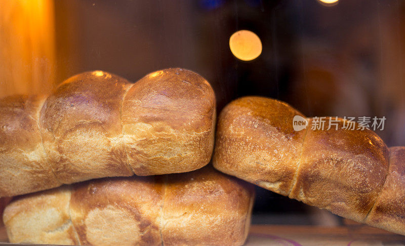 法式奶油蛋糕/面包店橱窗里的面包